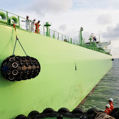 4.5*9.0M Yokohama Ship Fenders PIANC2002, der pneumatische Gummipuffer schwimmt