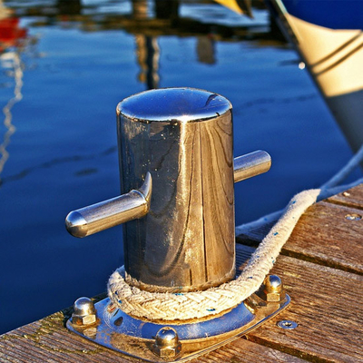Höhenverstellbare Liegebollarde, rutschfeste Oberflächen, nautische Bollarde