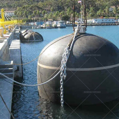Robuste, wetterfeste U-Boot-Fender mit hervorragender Dämpfungswirkung für das Anlegen auf See