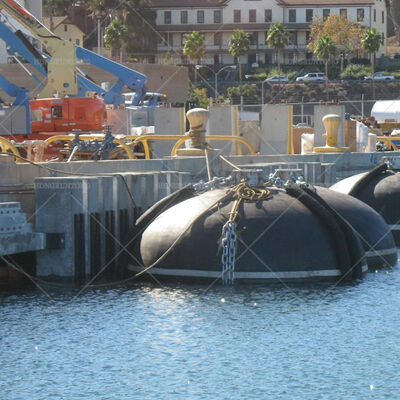 Robuste, wetterfeste U-Boot-Fender mit hervorragender Dämpfungswirkung für das Anlegen auf See