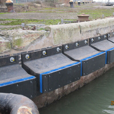 Marine V Fender Dock Bumper mit hoher Energieabsorption, langlebiger Kautschukkonstruktion und geringer Wartung